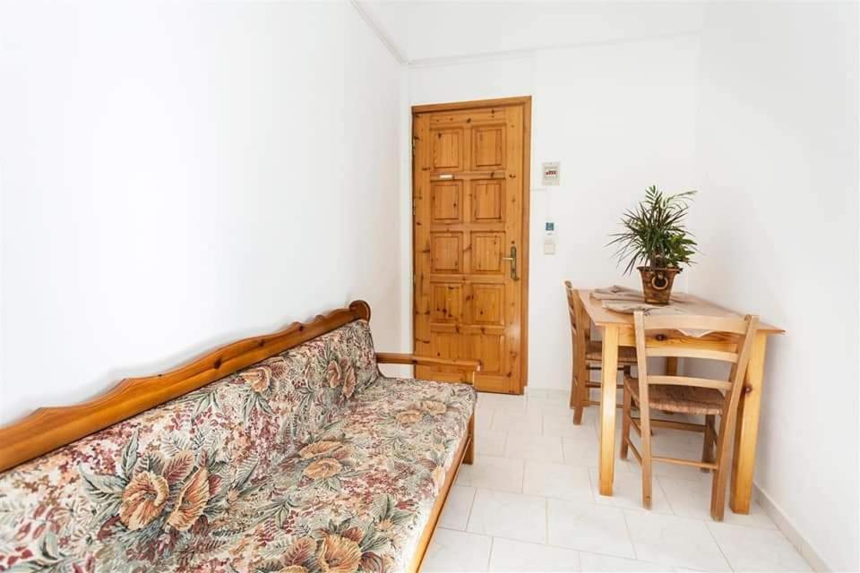 Michalis Litinas Apartments Agia Marina  Exterior photo